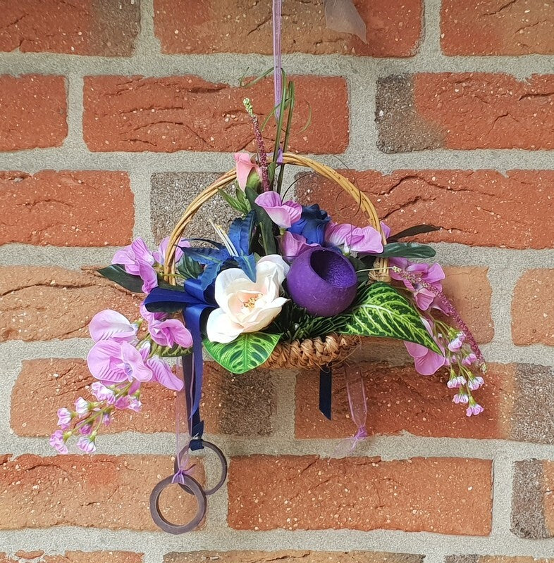Hängekorb Gesteck Seide Lila Blau Kunstblumen Blauregen Rosen Fenster Dekoration