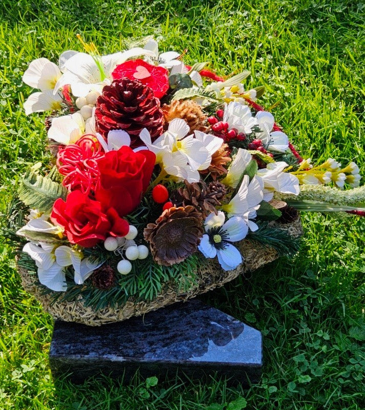 Grabschmuck Herz Kissen Moos 30 cm rot Weiß Rose Kunstblumen Zapfen Grabgesteck