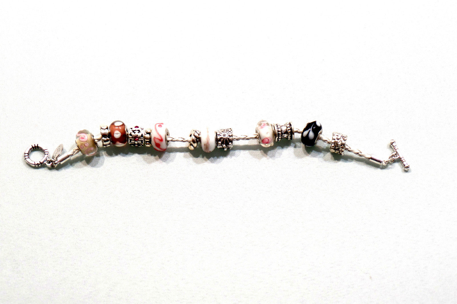 Armband mit Leder in Weiß, Rosa, Silberfarbene Perlen, Knebelverschluss Top