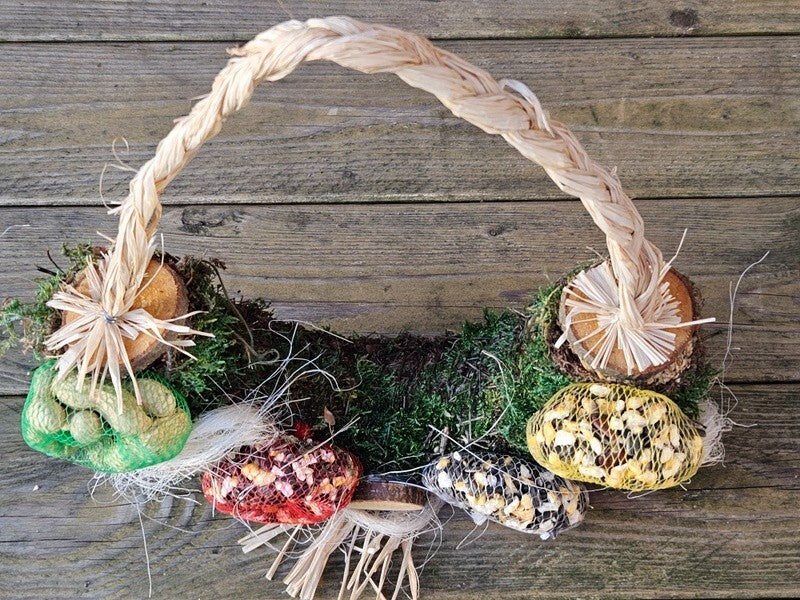 Vogelfutter zum Aufhängen schöne Dekoration Sonnenblumenkerne Mais Erdnüsse Mix