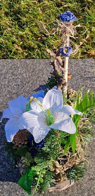 Casa-Poador Grabschmuck Grabgesteck Blau Weiß Lilien Zapfen Kunstblumen Tanne