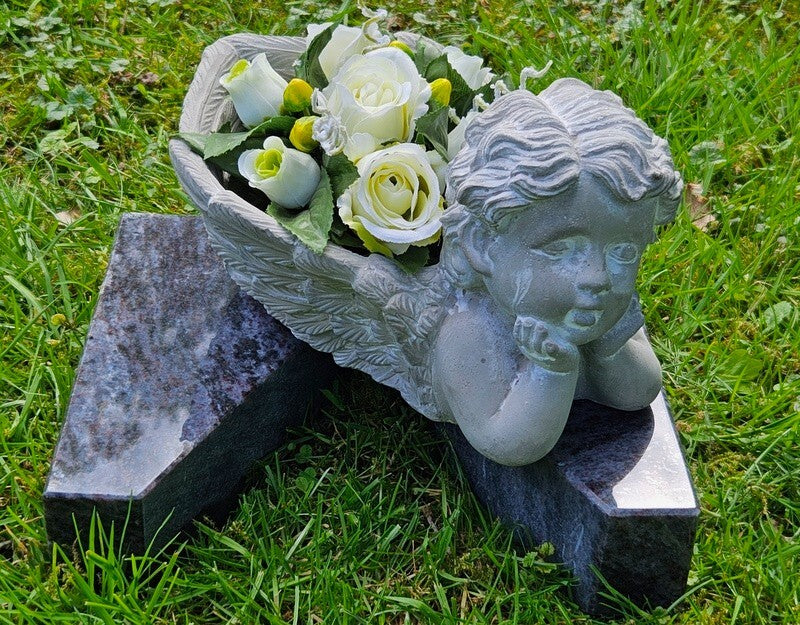Casa-Poador Gesteck künstlich in Engelschale Beton Weiß Grau Kunstblumen 14 cm H