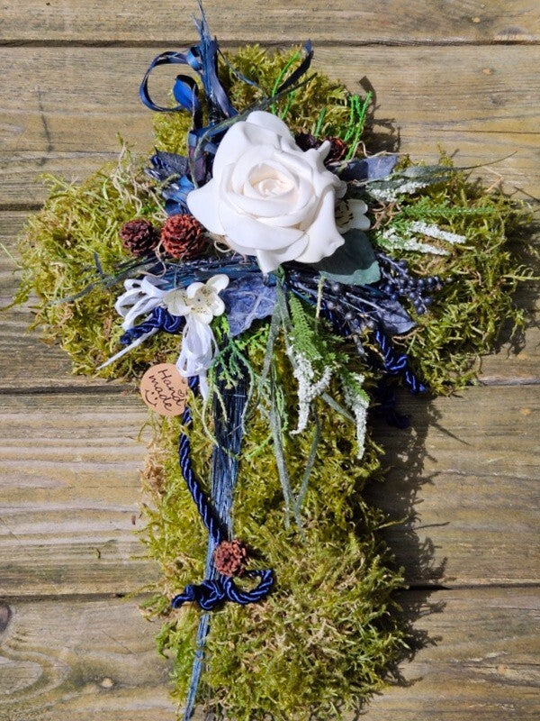 Grabschmuck Gesteck Moos Kreuz künstliche Blumen Weiß Blau Natur Friedhof