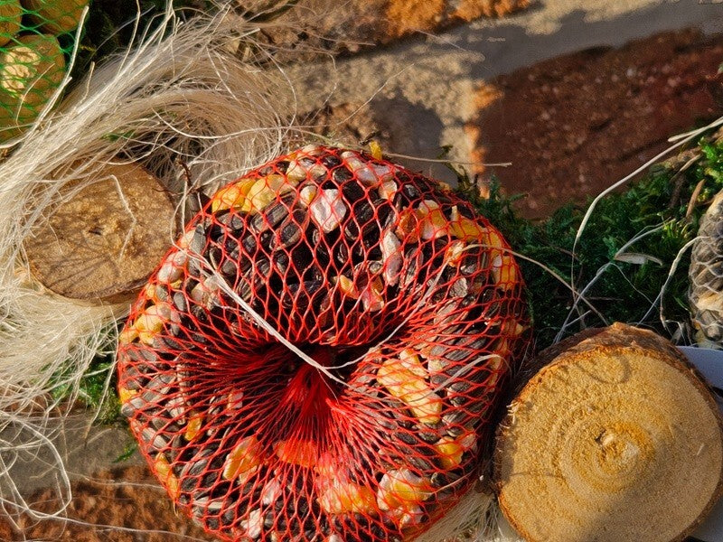 Vogelfutter zum Aufhängen schöne Dekoration Sonnenblumenkerne Mais Erdnüsse Mix