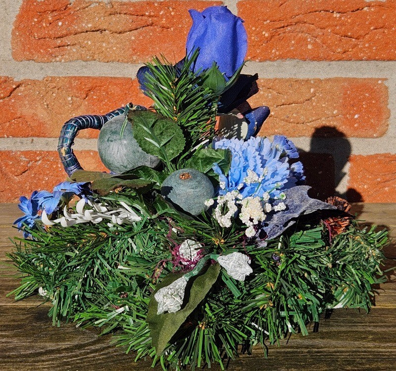 Grabschmuck Gesteck Kissen künstliche Blumen Tanne Christrose Blau Friedhof