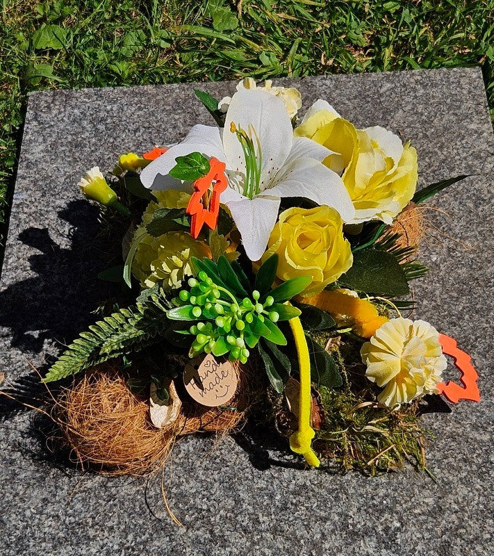 Grabschmuck Gesteck Moos Reisig Kissen künstliche Blumen RoseGelb Natur Friedhof