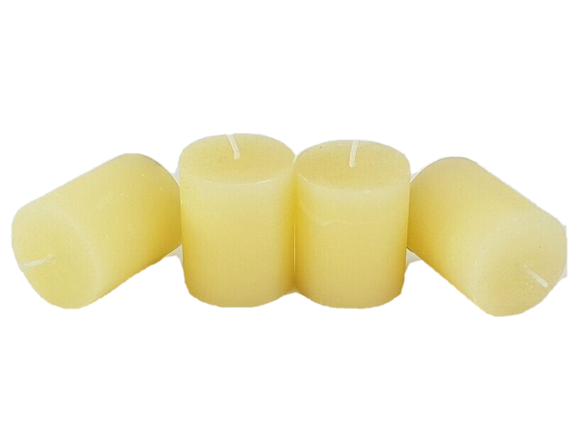 Kerzen 4 Stück Stumpenkerzen durchgefärbt Creme Champagner mit Kerzenteller