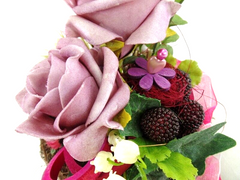 Grabschmuck Herz Reisigesteck Rosa Kunstblumen Natur Beeren Maiglöckchen