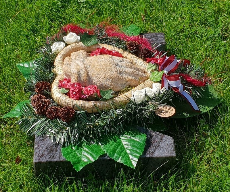 Grabschmuck Strohherz Gesteck betende Hände Kunstblumen Natur Gedenken