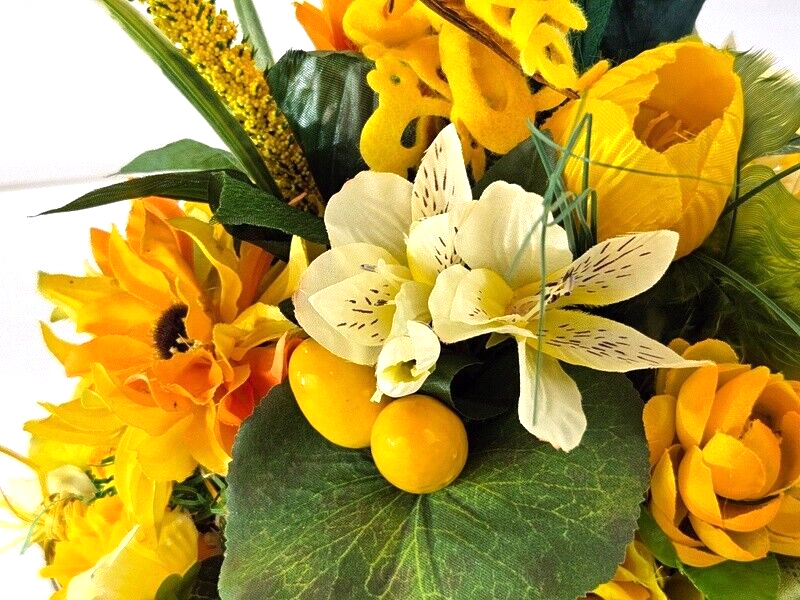 Strauß Osterstrauss Gelb Weiß  Seide Kunstblumen Tulpen Eier Federn Kücken Deko