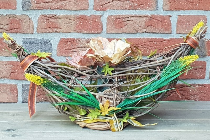 Gesteck Kunstblumen Weinrebengerüst Gelb Braun Wachsblumen Dekoration