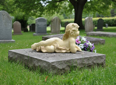 Engelfigur Creme gold Schattierung liegend 33 x 29 x 16 cm Dekoration wetterfest Friedhof