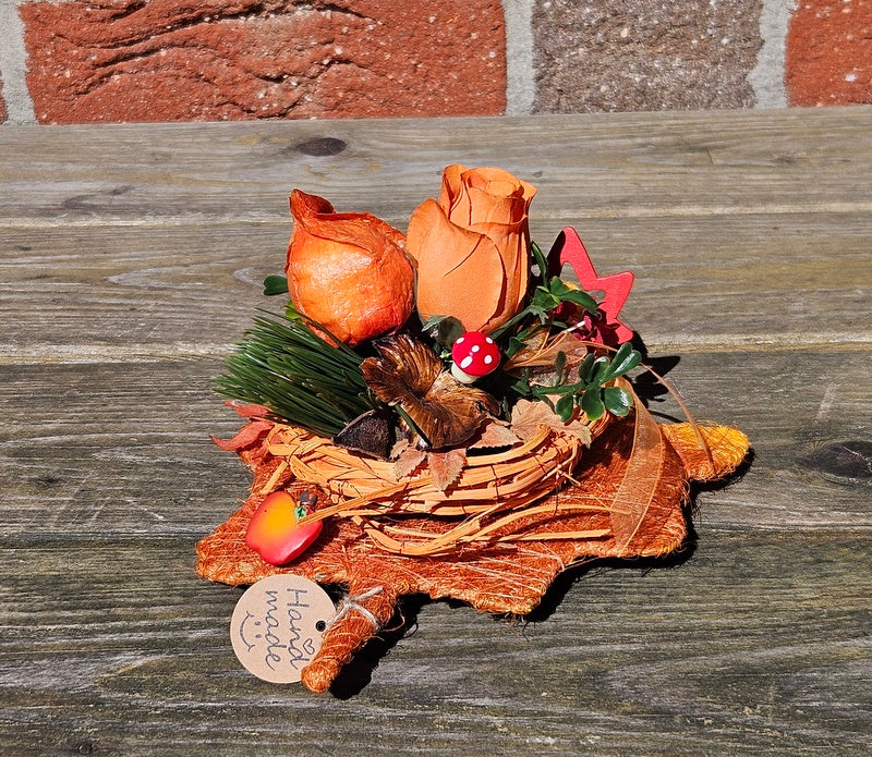 Casa-Poador Gesteck Sisalblatt Ahornblatt Physalis Rose Orange Rot Igel Apfel Pilz Holzblätter Herbst