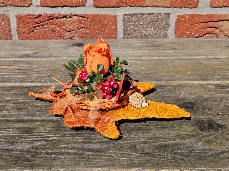 Casa-Poador Gesteck Sisalblatt Ahornblatt Physalis Rose Orange Rot Igel Apfel Pilz Holzblätter Herbst
