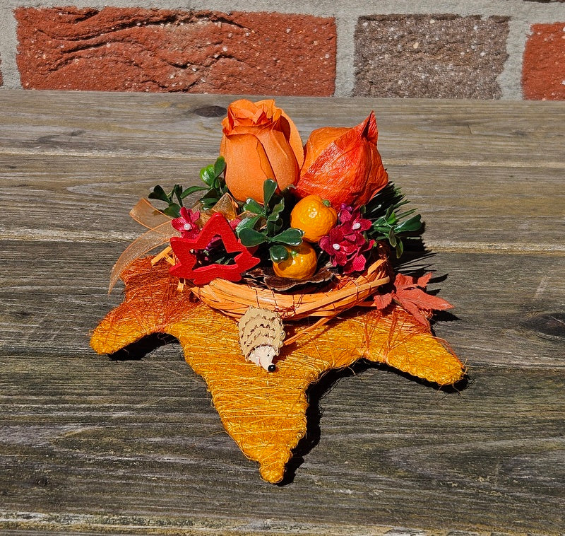 Casa-Poador Gesteck Sisalblatt Ahornblatt Physalis Rose Orange Rot Igel Apfel Pilz Holzblätter Herbst