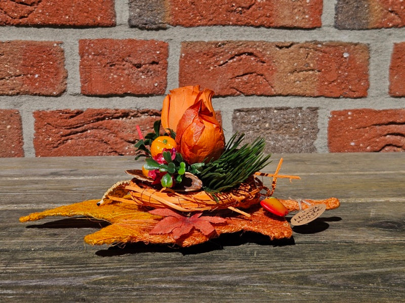 Casa-Poador Gesteck Sisalblatt Ahornblatt Physalis Rose Orange Rot Igel Apfel Pilz Holzblätter Herbst