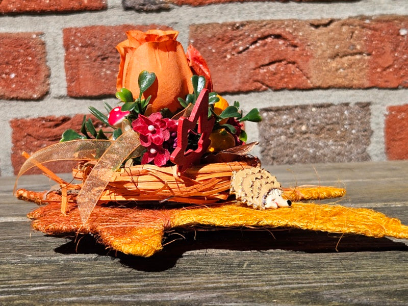 Casa-Poador Gesteck Sisalblatt Ahornblatt Physalis Rose Orange Rot Igel Apfel Pilz Holzblätter Herbst