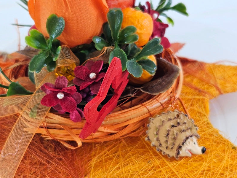 Casa-Poador Gesteck Sisalblatt Ahornblatt Physalis Rose Orange Rot Igel Apfel Pilz Holzblätter Herbst