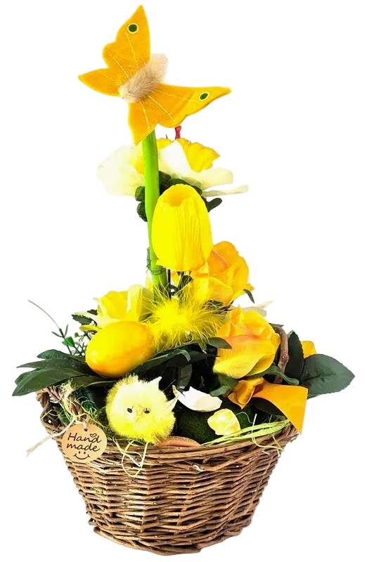 Frühlingsgesteck mit gelben Tulpen Ei Küken und Schmetterling in einem runden Korb
