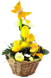 Frühlingsgesteck mit gelben Tulpen Ei Küken und Schmetterling in einem runden Korb