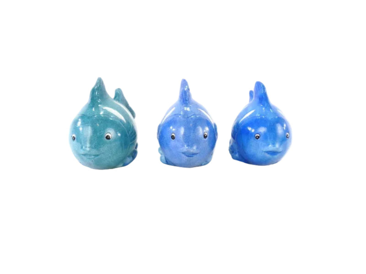Blaue bauchige Keramikfische die in die Kamera gucken