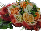 FRÜHLINGSSTRAUß LACHS Rosen weiße Chrysanthemen Perlen Band Federn
